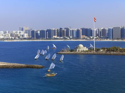 Boote segeln um Breakwater Island.