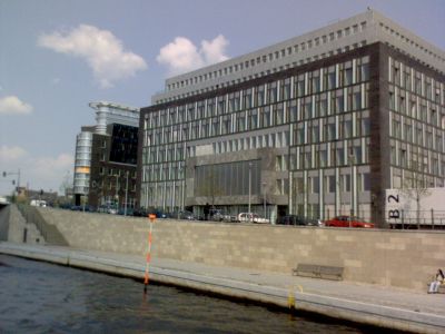 Das Bundespresseamt in Berlin. Gebäude von der Spree aus aufgenommen.