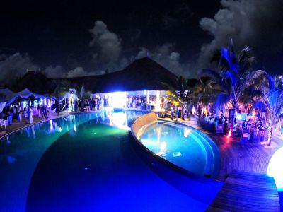 Glam Party Time im C Beach Club Mauritius des Heritage Resorts.