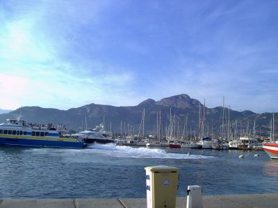 Ausblick von der Uferpromenade Calvi auf den Capu di a Veta (705m).