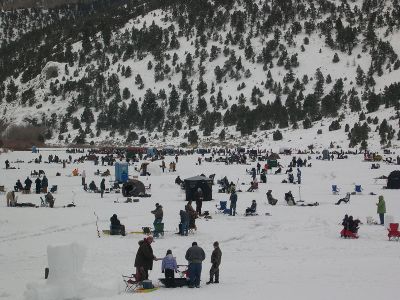 Ein beliebtes Ziel zum Eisfischen in Nevada ist der Cave See.