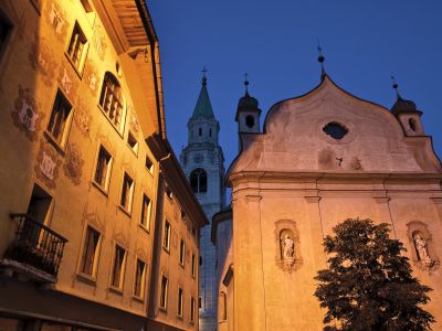 Die Basilica dei Santi Filippo e Giacomo in Cortina d’Ampezzo bei Nacht.