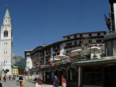 Die Hauptstraße / Promenade Cortinas ist der Corso Italia und liegt im Zentrum der Stadt.