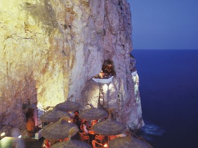 Nicht nur eine coole Location für lange Nächte – hoch über dem Meer gelegen, strotzt Cova d’en Xoroi auf Menorca auch tagsüber vor Energie.