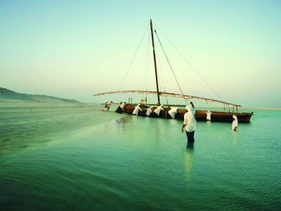 Dhow beim ablegen am Strand von Abu Dhabi.