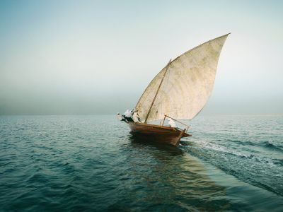 Ein Dhow (Deutsch: Dau) bei Abu Dhabi beim segeln.