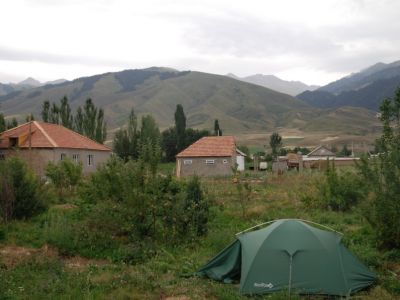 Dorf im Tal des Tschon-Kemin inmitten von Bergen.