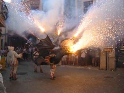 Feuerspeiende Drachen in den Straßen Palmas – Mallorca feiert San Sebastián.