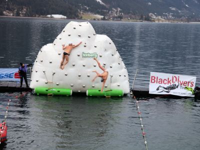 Rund 50 Meter Schwimmstrecke muss zurückgelegt und ein Eisberg erklommen werden. Wahrlich nach dem Motto: feel the frost!