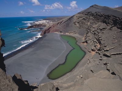 Die Bucht von El Golfo mit ihrer grünen Lagune zählt zu den beeindruckendsten Sehenswürdigkeiten Lanzarotes.