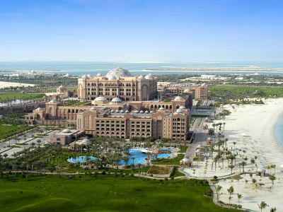 Emirates Palace Strand mit 1.3 km weißem Sandstrand.