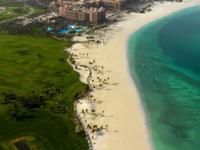 Emirates Palace Strand mit 1.3 km weißem Sandstrand.