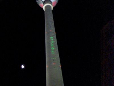 Der Berliner Fernsehturm bei Nacht.