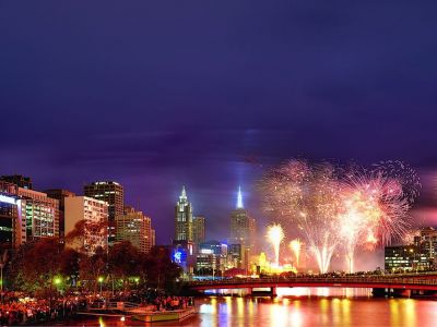 Feuerwerk anlässlich des Australia Days über der Skyline von Melbourne.