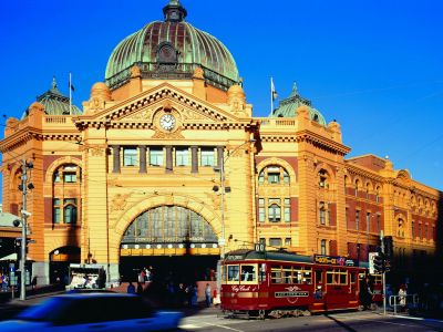 Die Flinders Station in Melbourne ist Dreh- und Angelpunkt des öffentlichen Nah- und Fernverkehrs.