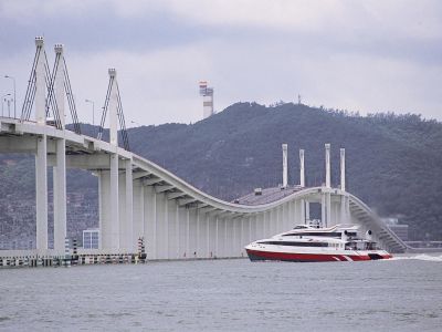 Friendship Bridge Macau mit Fähre.