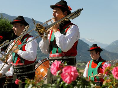 Feierlicher Auftakt zum „Schenner Langes“ mit dem Frühjahrskonzert der Musikkapelle Schenna.