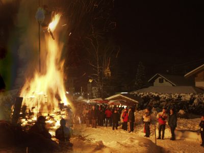 Beim „Funkenfeuer“ in Jungholz wird der Winter nach altem Brauch vertrieben.
