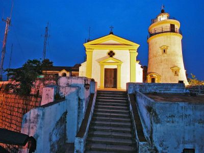 Guia Festung Macau mit ihrer Kapelle und dem Leuchtturm.
