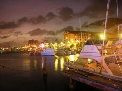 Der Hafen bei Nacht auf Aruba.