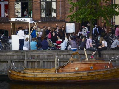 Hafenstimmung mit einem schönen dänischen Holzboot in Kopenhagen/Christianshavn.