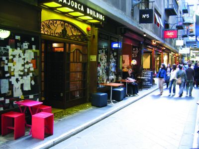 Bei einer Hidden Secrets Tour trendige Geschäfte in den Laneways in Melbourne entdecken...
