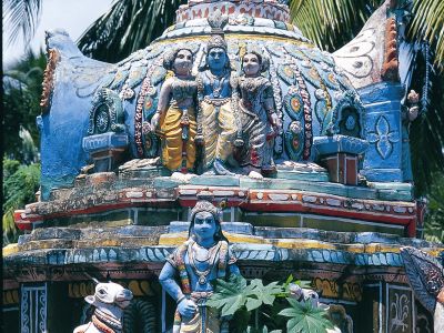 Ausschweifend bunt verzierte Hindutempel finden Reisende überall in Südindien.