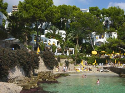 Familien an der hoteleigenen Badebucht des Hotel Bon Sol.