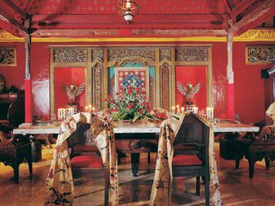 Durch die vielen handverlesenen Antiquitäten spüren Gäste im Hotel Tugu Bali die Aura vergangener Königreiche.