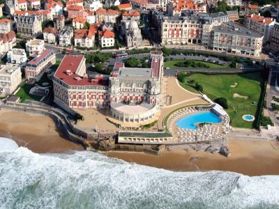 Luftaufnahme des Hotel du Palais Biarritz im französischen Küstenort Biarritz.