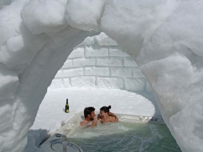 Romantisches Bad im Iglu-Dorf Engelberg-Titlis.