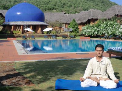 Einer der aktuell drei Indischen Yoga-Lehrer, Dr. Vinod Nair, vor dem Meditationsdom im SwaSwara.