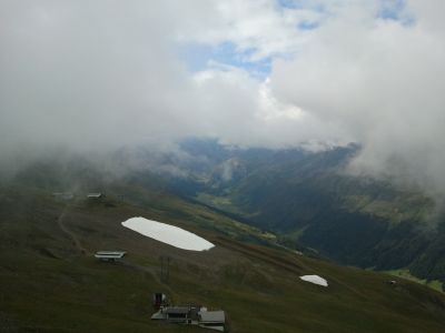 Ausblick vom Jakobshorn aus auf die Davoser Berge und weitere Bergbahnen.