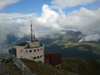 Jakobshorn Bergbahn vom höchsten Punkt aus aufgenommen.