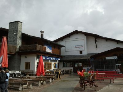 Jakobshorn Mittelstation mit Biergarten.