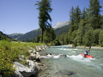 Kajaken auf der Rosanna in St. Anton am Arlberg.