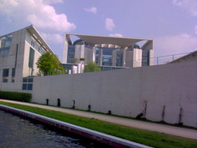 Das Bundeskanzleramt in Berlin ist seit 2001 Sitz des Bundeskanzleramtes der Bundesrepublik Deutschland. Dieses Gebäude wurde während der Amtszeit von Kanzler Helmut Kohl (1982–1998) von den Berliner Architekten Axel Schultes und Charlotte Frank entworfen.