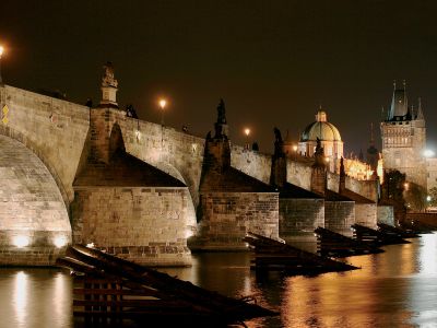 Die berühmte Karlsbrücke von Prag bei Nacht.
