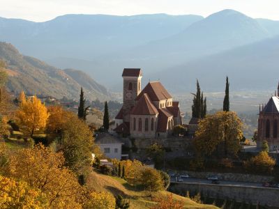 Herbstliche Abendstimmung am „Kirchenhügel“ in Schenna / Südtirol.