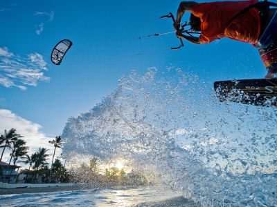 Kitesurfer vor der Nordküste der Dominikanischen Republik.