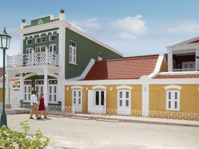Typische Kolonial-Fassade in Oranjestad auf Aruba.