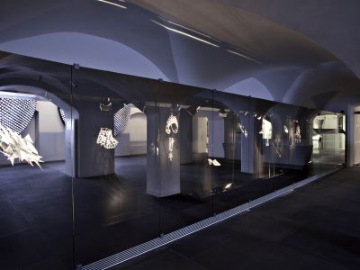 Im Inneren der eindrucksvollen Spiegelwand im Eingangsbereich des Swarovski Innsbruck verbergen sich faszinierende Kristallkreationen und legendäre Stücke, darunter aufwändige Signature Pieces für die Königinnen des Films und der Bühne.