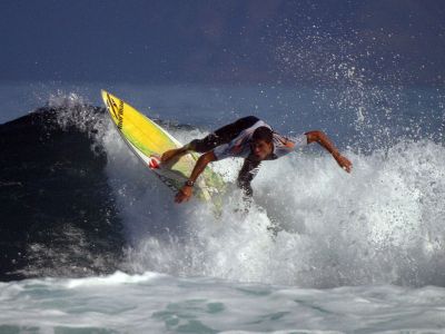 Die Brandung an der Küste von Lanzarote ist für Surfer ein idealer Platz zum austoben.
