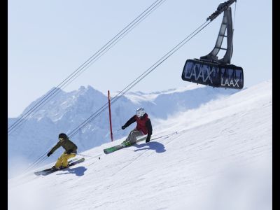 Moderne Bergbahnen bringen Wintersportler in Laax schnell auf die gewünschte Höhe.