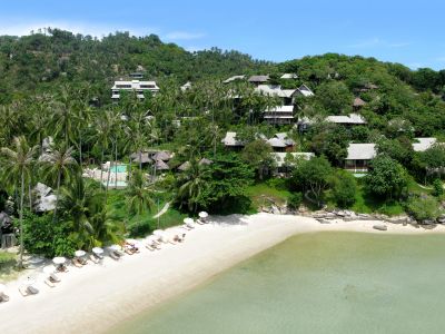 Kamalaya liegt eingebettet in viel tropisches Grün am ruhigen Laem Set Beach.