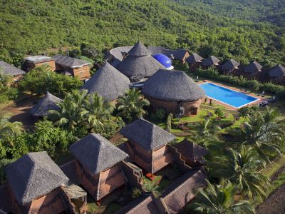 Die Anlage aus rotbraunem Lateritstein, des Ayurveda-Resort SwaSwara, entspricht der lokalen Bauweise.