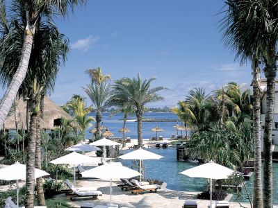 Swimming Pool des Luxushotel Le Touessrok auf Mauritius.