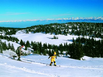 Wintersport in Les Rousses. Les Rousses ist eine Gemeinde in der Region Franche-Comté und bekannt als Touristenort auf etwa 1100 m Höhe.
