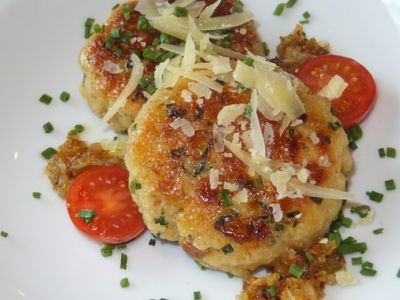 Liechtensteiner Käsepressknödel á la Philipp mit geschmolzenen Zwiebel, zerlassener Alpbutter und Hartkäsespäne.