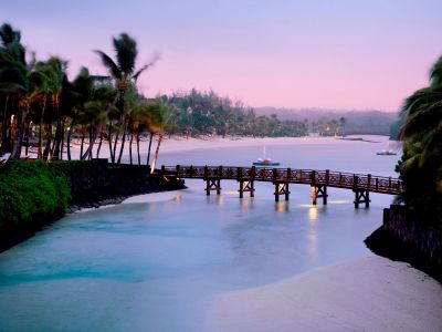 Durch diese Holzbrücke erreichen Sie die Insel Frangipani Island auf Mauritius. Einige Zimmer liegen auf dieser benachbarten Trauminsel.